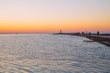 Baltık Denizi ve günbatımı. Riga'da Letonya'nın başkenti olduğunu.
