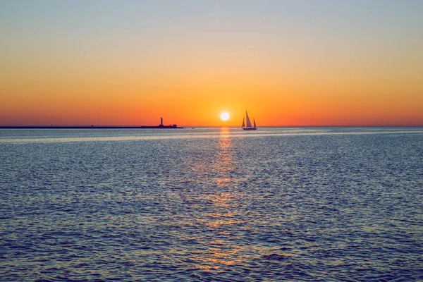 Mer Baltique et coucher de soleil. C'est à Riga, capitale de la Lettonie. . — Photo