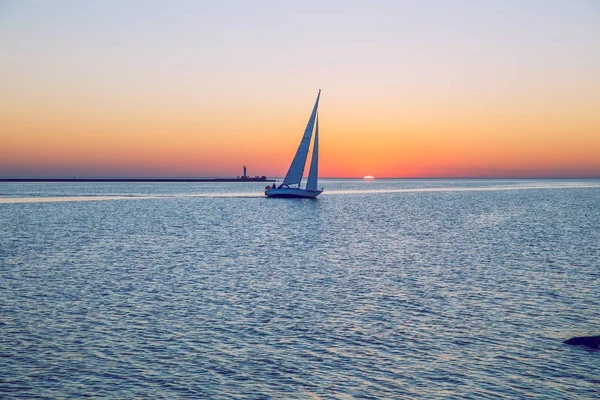 Baltık Denizi ve günbatımı. Riga'da Letonya'nın başkenti olduğunu.