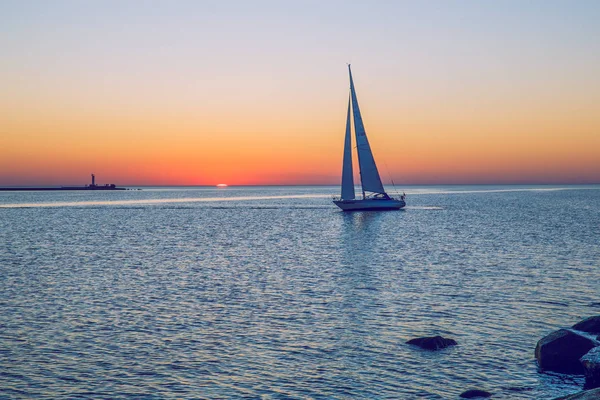 Baltık Denizi ve günbatımı. Riga'da Letonya'nın başkenti olduğunu.