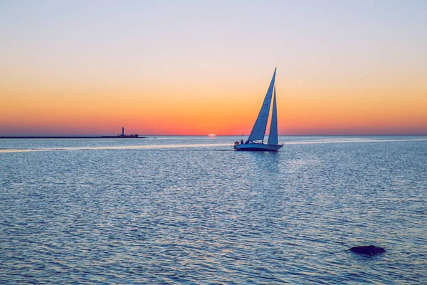 Baltık Denizi ve günbatımı. Riga'da Letonya'nın başkenti olduğunu.