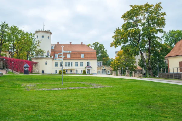 Vieille ville, ville, château et parc à Cesis, Lettonie. 2017 — Photo