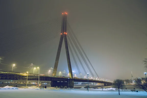 Letónia, Riga, centro da cidade velha, ponte e arquitetura. 2010 — Fotografia de Stock