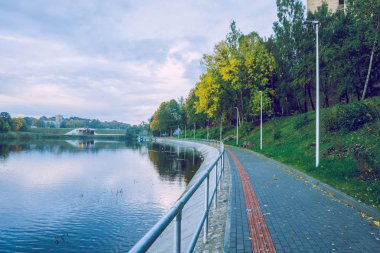 Jugla gölde Riga, Sonbahar, sarı ağaç yaprak. 2017