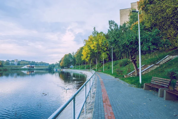 Jugla gölde Riga, Sonbahar, sarı ağaç yaprak. 2017 — Stok fotoğraf