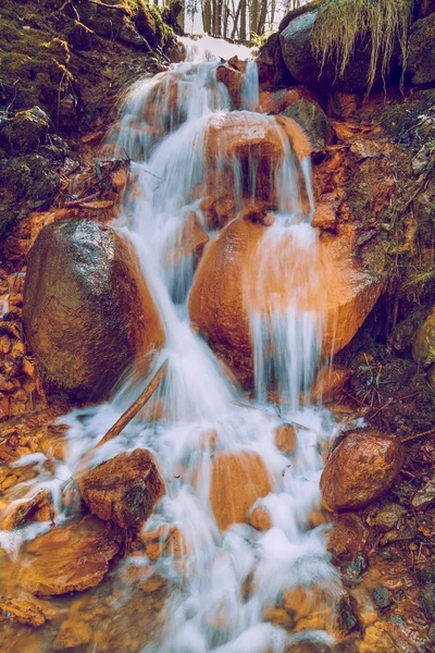 Červené skály vodopád v Lotyšsku, Vaive. 2011 — Stock fotografie