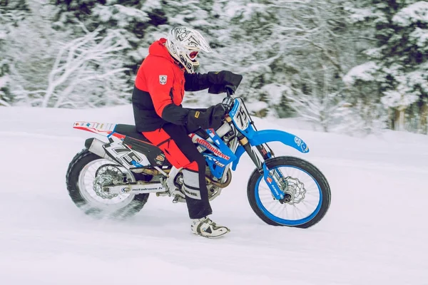 Latvia, Raiskums, Winter motocross, Driver with motorcycle, race — Stock Photo, Image