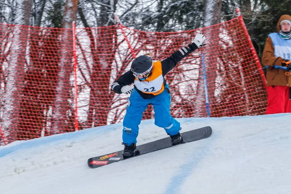 Lotyšsko, město Cesis, zimní, Snowboard mistrovství, snowboardista, — Stock fotografie