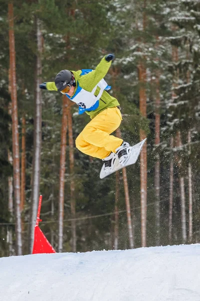 ラトビアの都市ツェーシス、冬、スノーボード選手権、スノーボーダー, — ストック写真