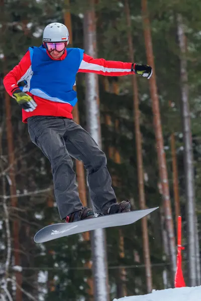 ラトビアの都市ツェーシス、冬、スノーボード選手権、スノーボーダー, — ストック写真