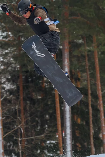 Lettonie, ville Cesis, Hiver, Championnat de snowboard, snowboarder , — Photo