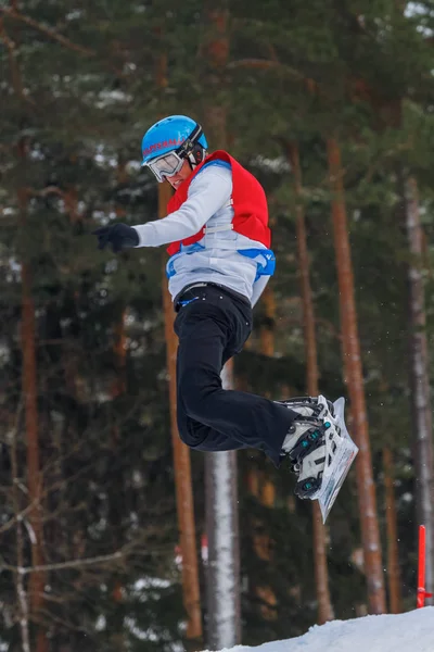 Lettland, Stadt Cesis, Winter, Snowboard-Meisterschaft, Snowboarder, — Stockfoto