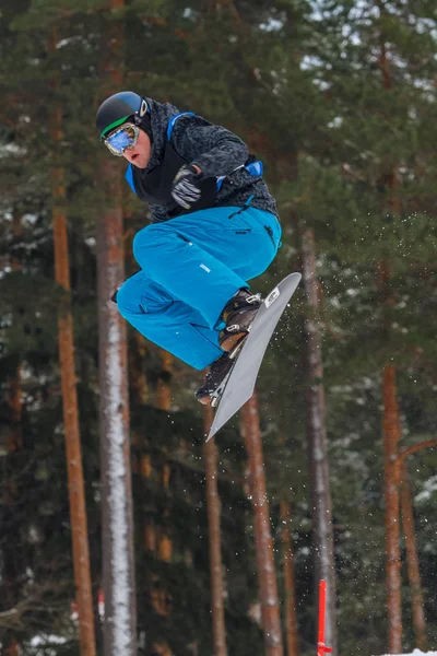 Letonya, şehir Cesis, kış, Snowboard Şampiyonası, snowboarder, — Stok fotoğraf