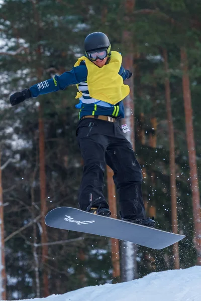 Lotyšsko, město Cesis, zimní, Snowboard mistrovství, snowboardista, — Stock fotografie