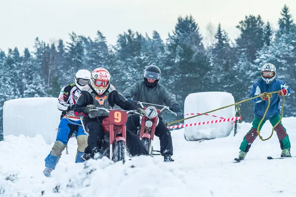 Letónia, Raiskums, Motocross de Inverno, Esqui, Condutores com motor — Fotografia de Stock