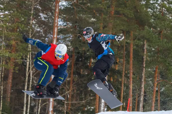 Lotyšsko, město Cesis, zimní, Snowboard mistrovství, snowboardista, — Stock fotografie