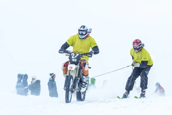 Letland, Raiskums, Vintermotocross, Skioring, Chauffører med motor - Stock-foto