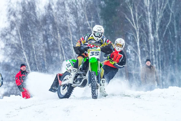 Letonya, Raiskums, kış motokros, Skioring, sürücüleri motorlu — Stok fotoğraf