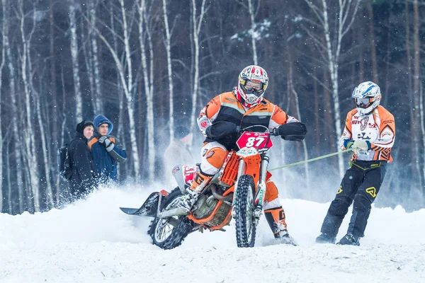 Letónia, Raiskums, Motocross de Inverno, Esqui, Condutores com motor — Fotografia de Stock