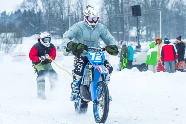Łotwa, Raiskums, zimą motocross, Skioring, sterowniki z silnikiem — Zdjęcie stockowe