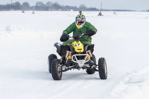 Letónia, Jaunrauna, Motocross de Inverno, Motorista com quadriciclo, ra — Fotografia de Stock