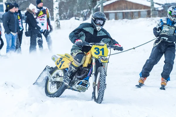 Lotyšsko, Raiskums, zimní motokros, Skioring, řidiči s motorem — Stock fotografie