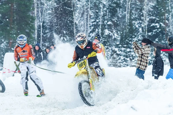 Latvia, Raiskums, Winter motocross, Skioring, Drivers with motor — Stock Photo, Image