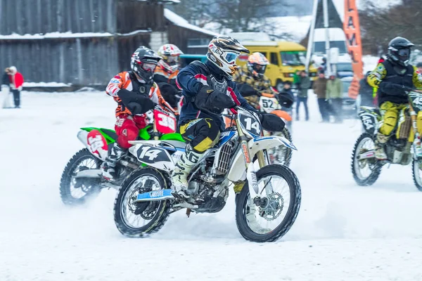 Letónia, Raiskums, Motocross de Inverno, Esqui, Condutores com motor — Fotografia de Stock