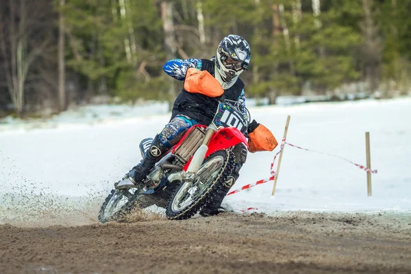 Letland, Raiskums, Winter motorcross, Skioring, stuurprogramma's met motor — Stockfoto