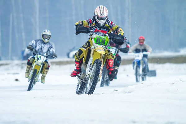 Lettland, Raiskums, vintern motocross, Skioring, drivrutiner med motor — Stockfoto