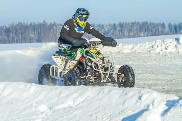 Letonya, Jaunrauna, kış motokros, sürücü quadracycle, ra ile