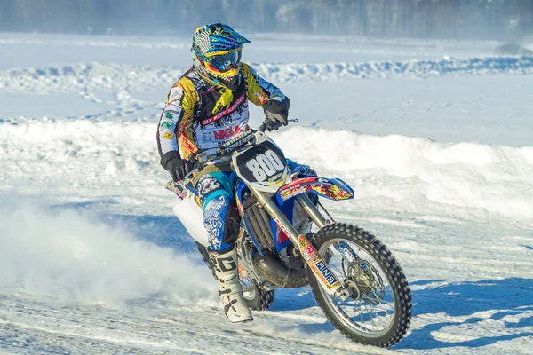 Lettonie, Raiskums, Motocross d'hiver, Conducteur avec moto, course — Photo