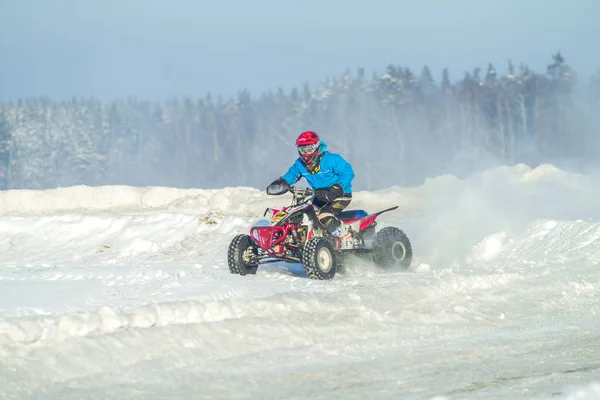 Letonya, Jaunrauna, kış motokros, sürücü quadracycle, ra ile — Stok fotoğraf