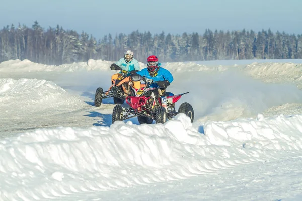 Letónia, Jaunrauna, Motocross de Inverno, Motorista com quadriciclo, ra — Fotografia de Stock