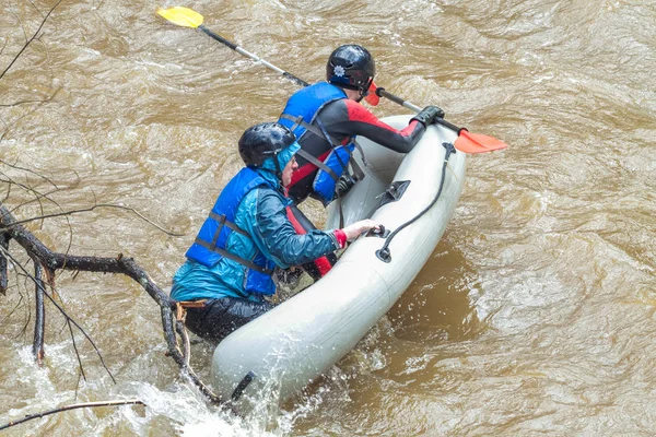 Rafting en primavera. Río Amata, Letonia. Pueblos y barco, agua —  Fotos de Stock