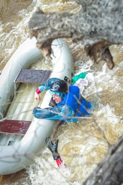 Rafting en primavera. Río Amata, Letonia. Pueblos y barco, agua —  Fotos de Stock