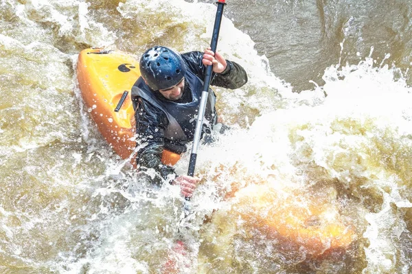 Rafting en primavera. Río Amata, Letonia. Pueblos y barco, agua —  Fotos de Stock