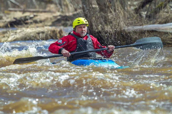 Rafting race in spring. River amata, Latvia. Peoples and boat, w — Stock Photo, Image