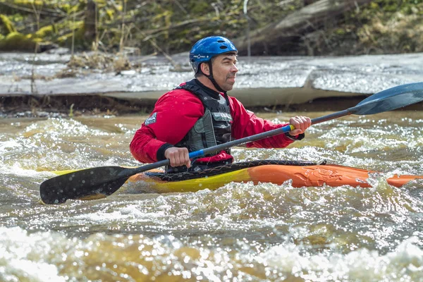 Rafting race in spring. River amata, Latvia. Peoples and boat, w — Stock Photo, Image