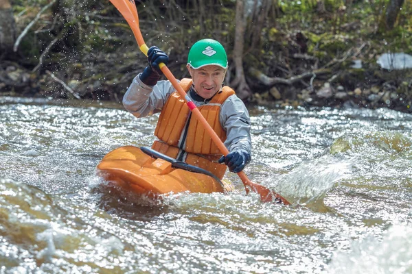 Carrera de rafting en primavera. Río Amata, Letonia. Pueblos y barco, w —  Fotos de Stock