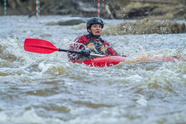 Carrera de rafting en primavera. Río Amata, Letonia. Pueblos y barco, w —  Fotos de Stock