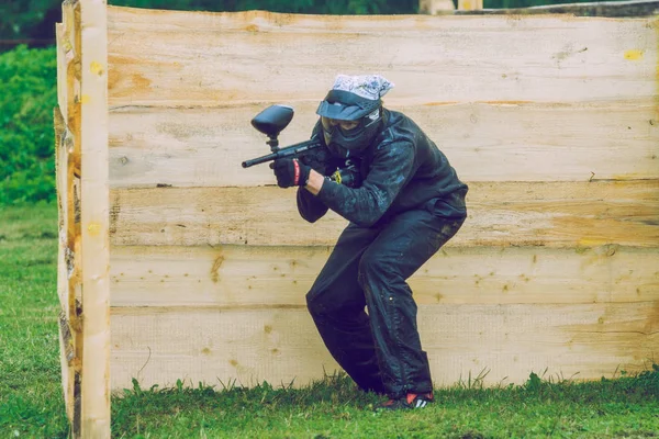 Paintball spel slag, spelers en kanonnen. Letland, Cesis. 2012 — Stockfoto