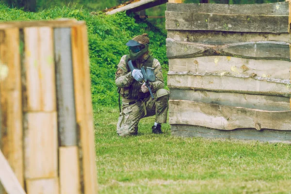 Paintball oyunu battle, oyuncular ve silahlar. Letonya, Cesis. 2012 — Stok fotoğraf