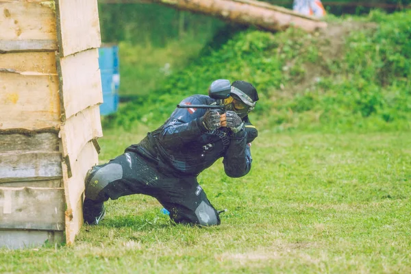 Paintball-Spiel Schlacht, Spieler und Waffen. Lettland, Cesis. 2012 — Stockfoto