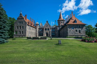 Şehir Cesvaine, eski kalede. Ortaçağ Kalesi 14. yüzyıl. GirllikeiCinsiy