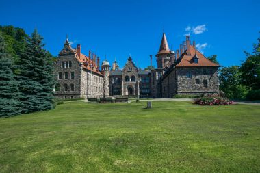 Şehir Cesvaine, eski kalede. Ortaçağ Kalesi 14. yüzyıl. GirllikeiCinsiy