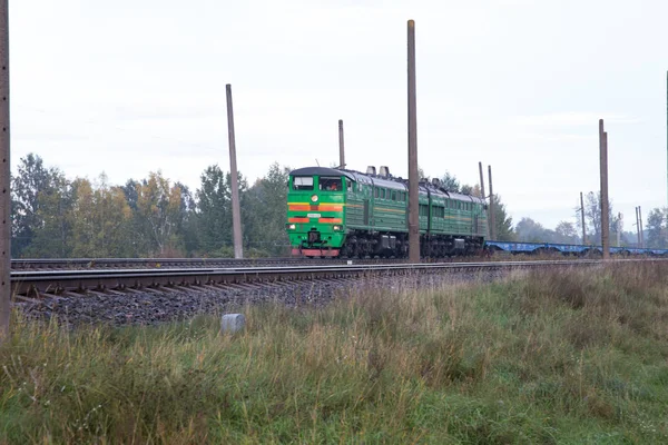 Ferrocarril con tren en Riga, Letonia. Tren de carga. 2017 — Foto de Stock