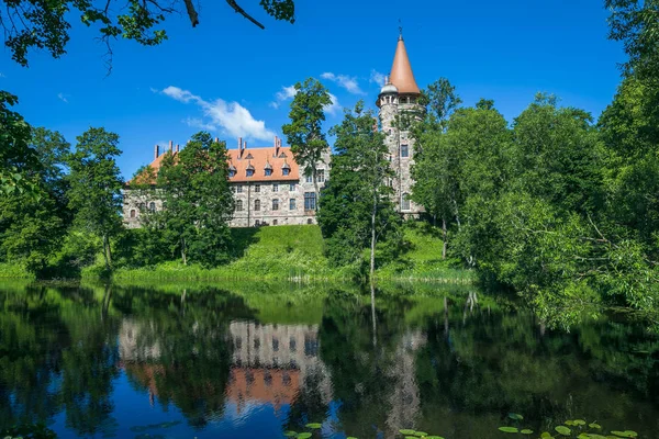 Kasteel in de stad Cesvaine, oude. Middeleeuws kasteel 14e eeuw. VancouverFilmSchool — Stockfoto