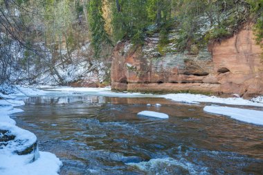 Nehir Amata, kış, ağaçlar, su, uçurumlar. Doğa, su, RIV