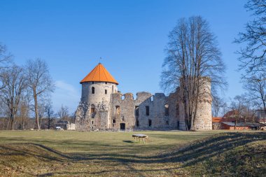 Eski şehir, şehir, kale ve park Cesis, Letonya. 2017